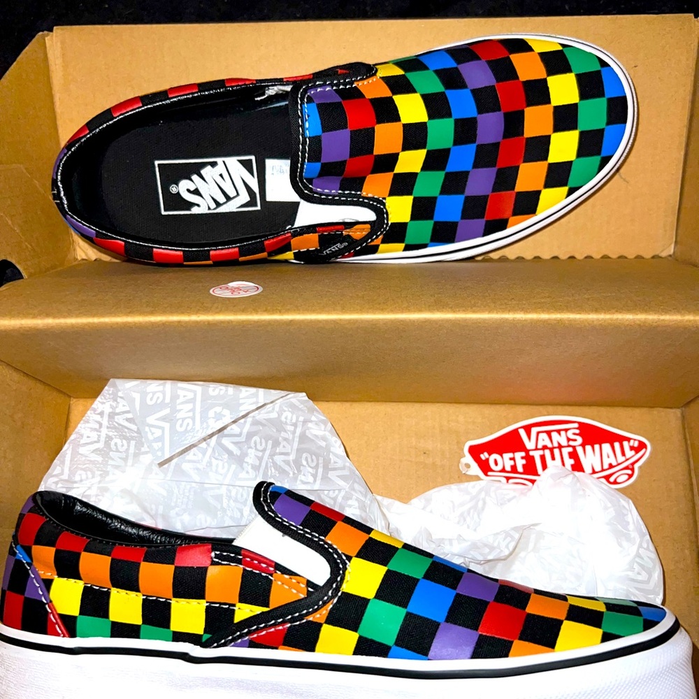 In box 
Women 8
Men 6.5 
Only worn once
Checkered colors, black and white 
VANS